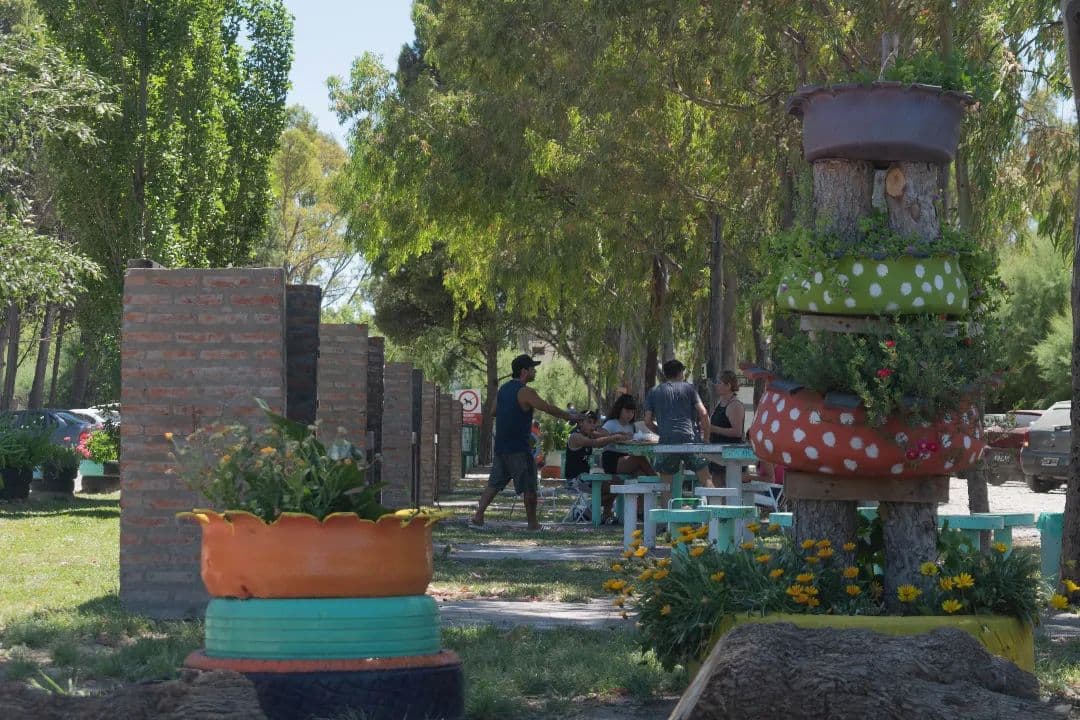 Área de picnic y fogones del Parque Recreativo Municipal Rawson