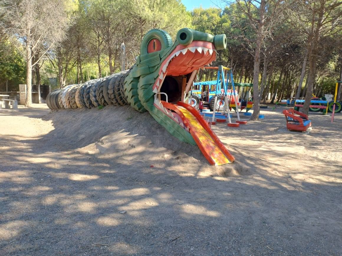 Juegos temáticos infantiles con neumáticos en Parque Recreativo Rawson