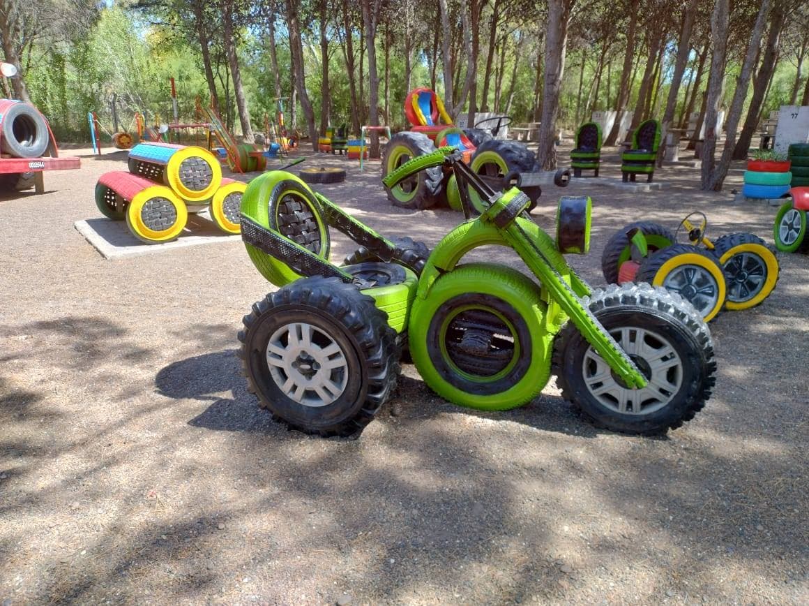 Tobogán verde con neumáticos