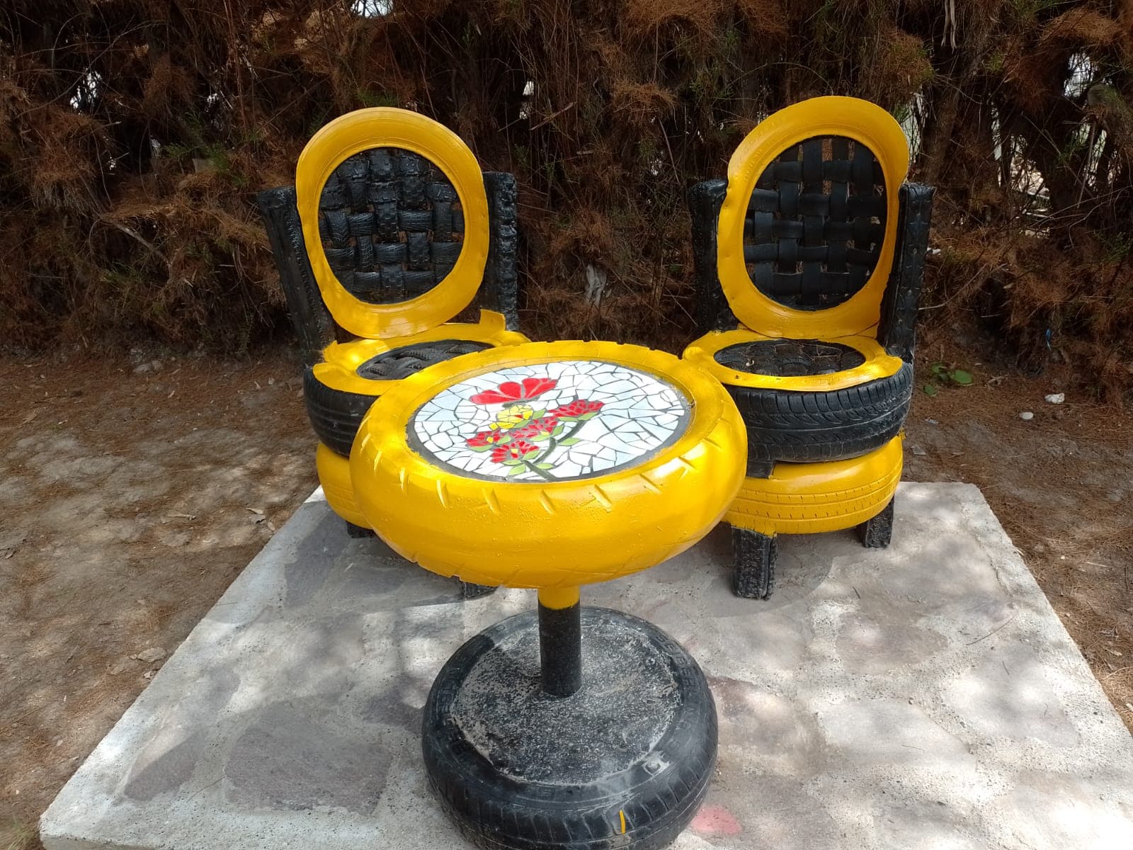 Mesas intervenidas con arte de mosaiquismo en Parque Recreativo Rawson