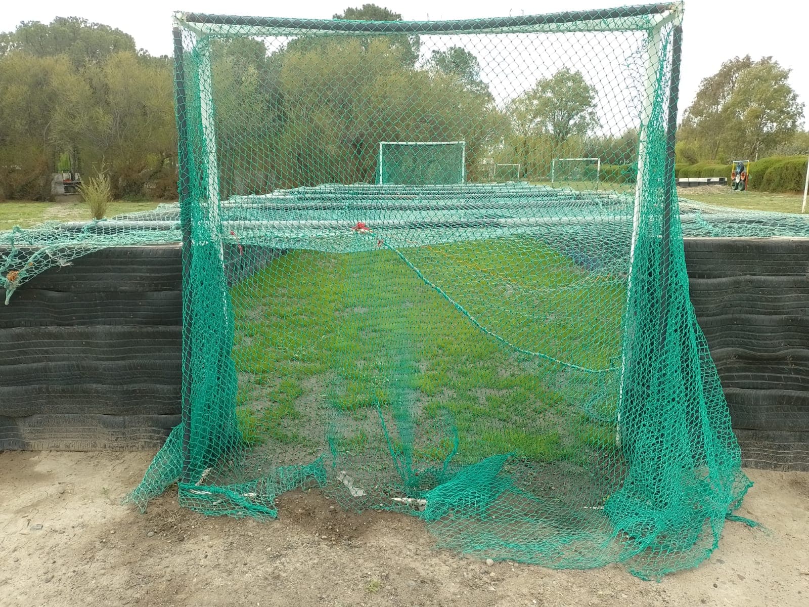 Metegol humano atracción interactiva en proceso de instalación Parque Recreativo
