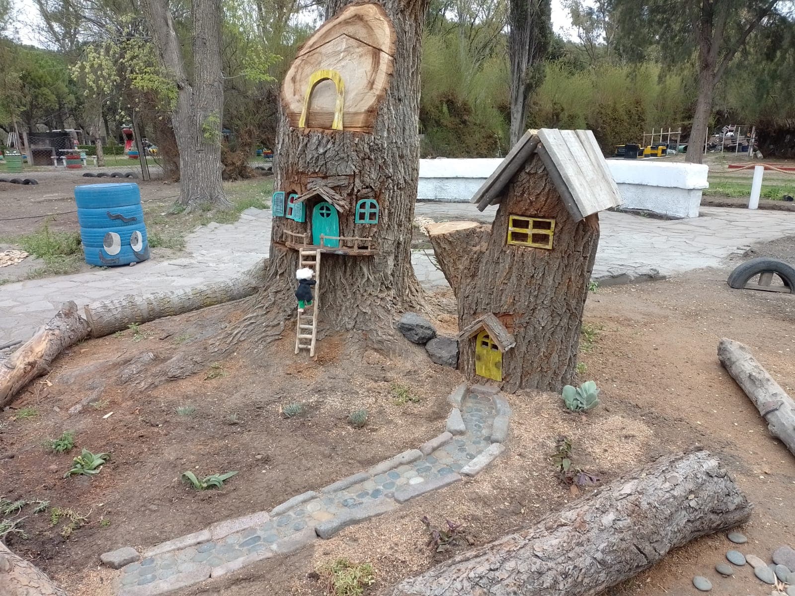 El Rincón Encantado con casitas en árbol en el Parque Recreativo Rawson